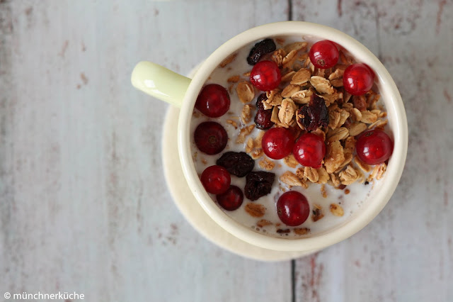 Knsupermüsli mit Milch und frischen Früchten.