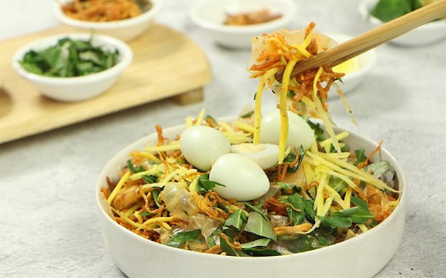 Rice paper salad – A popular street snack in Vietnam