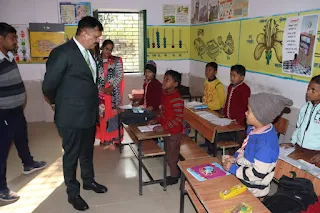 Jaunpur News : प्राथमिक विद्यालय के छात्र सक्षम ने डीएम से कहा - बड़ा होकर मैं भी जिलाधिकारी बनूंगा  | Naya Savera Network