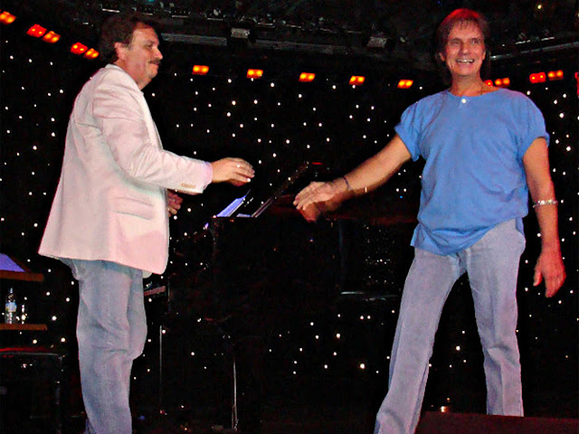 Maestro Eduardo Lages e Roberto Carlos no habitual cumprimento em shows.