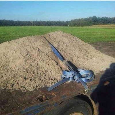 Chargement de sable sécurisé sur un camion, vive les sangles !