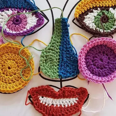 "Free Form" (forma livre), é a expressão em inglês e, geralmente, a maioria dos trabalhos que se vê em Free Form Crochet são feitos com vários motivos de crochet tecidos separadamente, posteriormente unidos de forma livre e arbitrária por meio de diferentes pontos de crochet em várias direções.