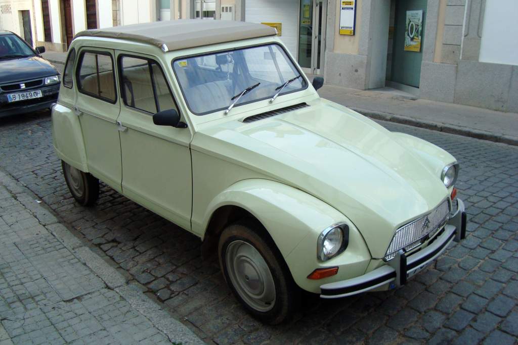 Por las calles nos salud un simp tico Dyane 6 el coche para gente 