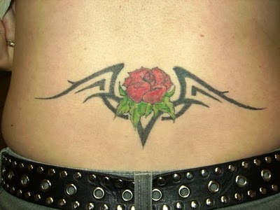 tatuaje rosa.  donde podemos ver que en medio del tatuaje, nace una rosa de color rojo, 