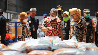 Tinjau Gudang  Bulog,  Plt Wali Kota Bandung Pastikan Stok Pangan Jelang Ramadan Aman