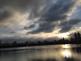 Atardecer lago y edificios