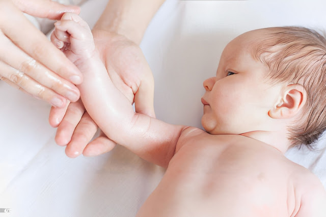 Bolehkah Bayi Baru Lahir Pakai Minyak Telon Dan Bedak?
