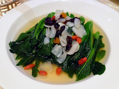 The Eight at Grand Lisboa, Macau - poached vegetables with lily bulbs and birch seeds (百合杞子浸時蔬)