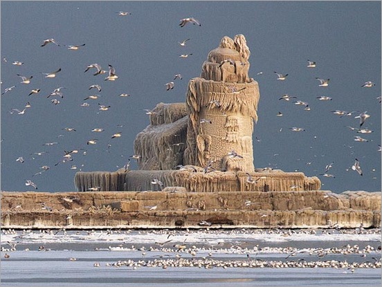 lighthouse-covered-in-ice-palace-cleveland-lake-erie-dark451