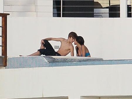 justin bieber selena gomez beach pics. selena gomez and justin bieber