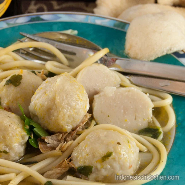 Huhnfleisch Bällchen Suppe (Bakso Ayam)