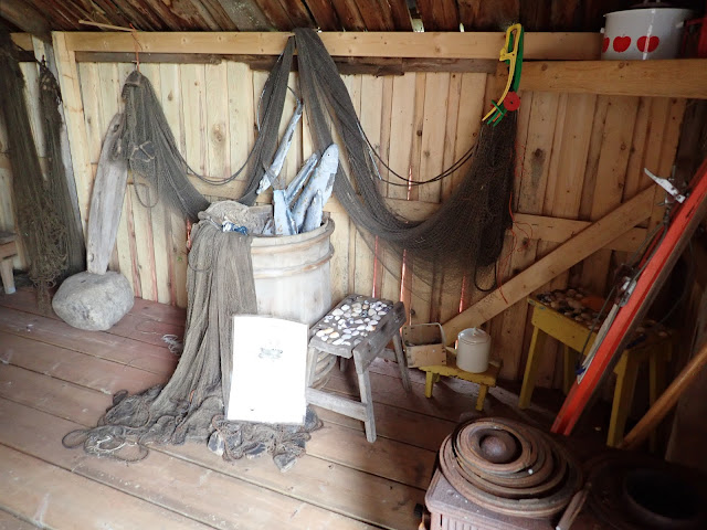 Vanhoja kalaverkkoja ja muita museoesineitä vajassa