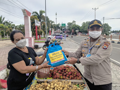 Kapolres Malra AKBP Alfaris Pattiwael S.Ik saat membagikan Paket sembako kepada pedagang buah 