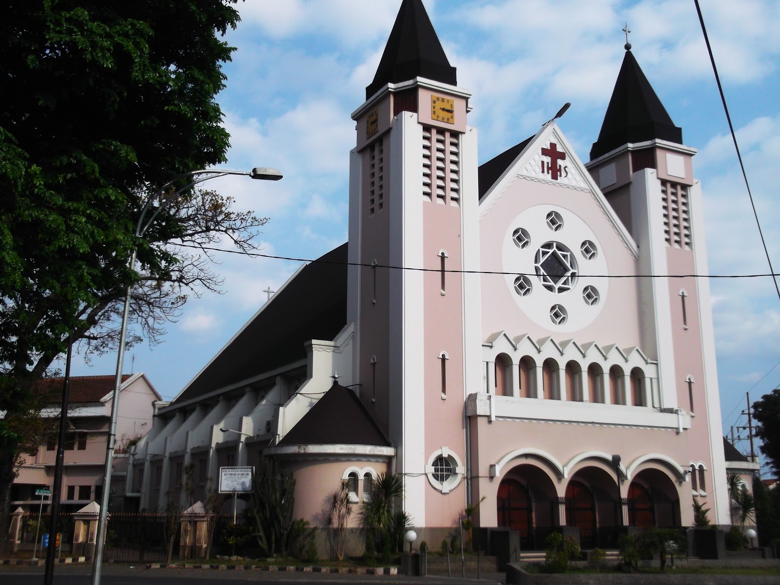 Pembangunan gereja ini berkaitan dengan daya tampung atau kapasitas gereja Katolik di Kayutangan dikenal dengan Gereja Paroki Hati Kudus Yesus yang sudah