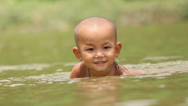 পাহাড়ি শিশুটির হাসি