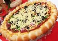 طريقة عمل البيتزا المزخرفة بالجبن والفلفل الأخضر والزيتون