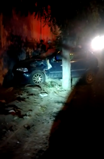 Motorista perde controle, veículo colide em muro de residência, em Cajazeiras 