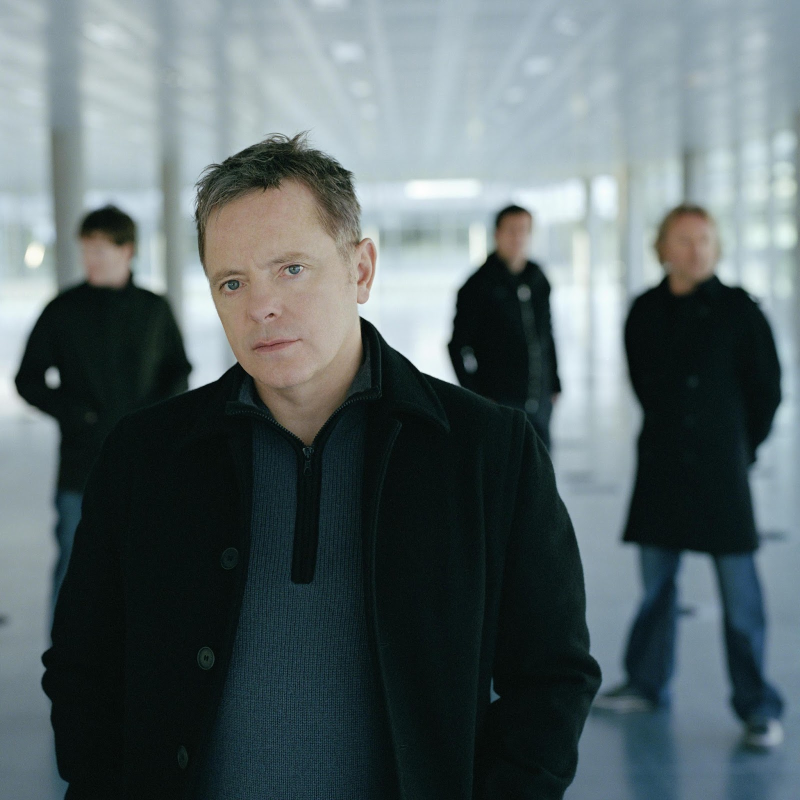 New Order e o conto sexy moderno do Rei Arthur no clipe de ‘Restless’  