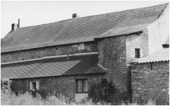 L'ancien manoir du Haut-Lin  transformé en métairie a perdu de sa superbe: étage supérieur abaissé, fenêtres murées, tour décapitée…