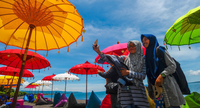 Pantai syariah pertama di Indonesia.