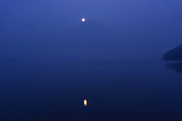 ブルームーン（満月）とおぼろげな富士山～山中湖