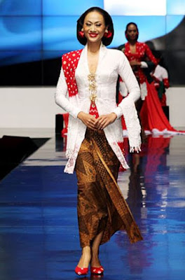 Baju Kebaya Merah Putih Paduan Selendang Batik Klasik 17 Agustus Indonesia Merdeka 