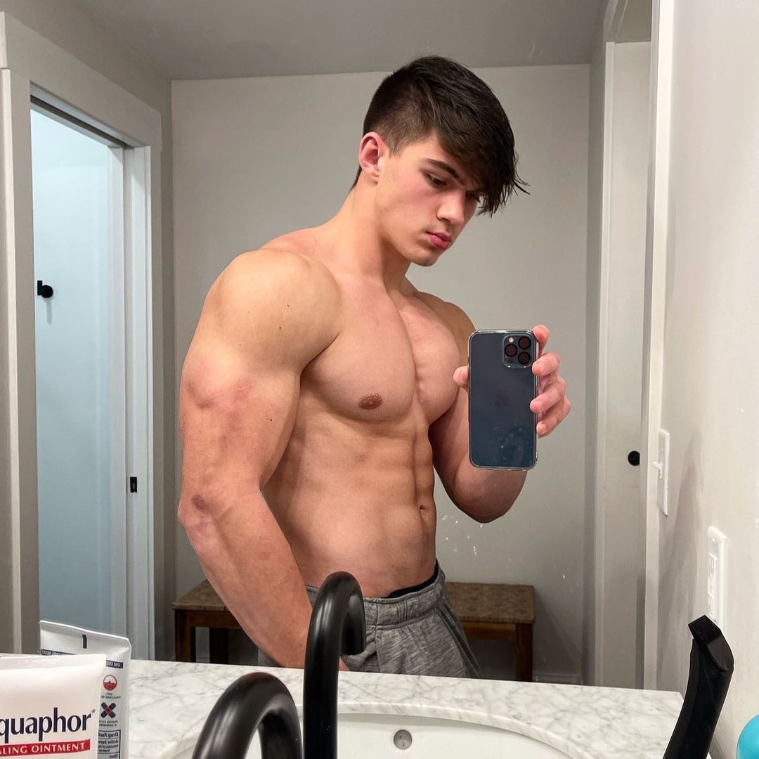 shirtless-hot-fit-young-guy-big-biceps-selfie