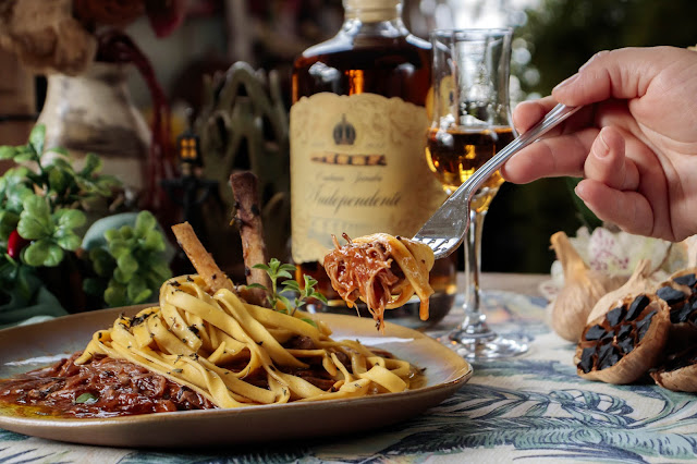 Ragu de Costela harmonizado com Talharim e Cachaça Envelhecida