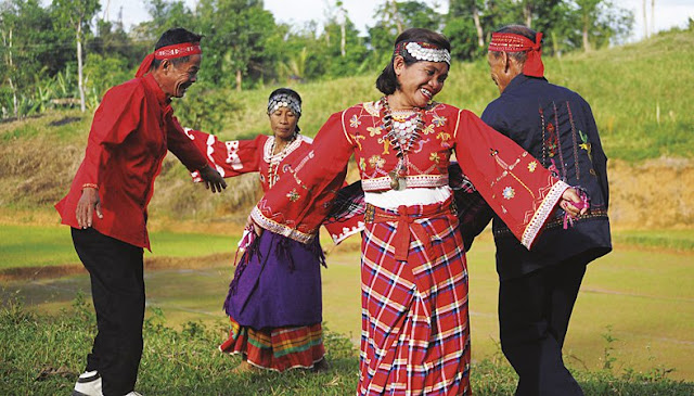 Panay-Bukidnon couples dancing