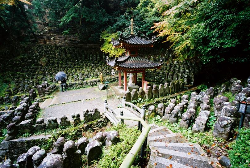 rakan statues, stone statues,otagi nenbutsuji, otagi nenbutsuji temple, buddha stone statues, buddha stone statue, small stone statues, kyoto buddha, kyoto buddha temple,