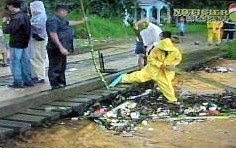 Trash endangering bridge, La Ceiba, Honduras