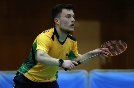 Vitor Gonçalves Tavares em ação no parabadminton