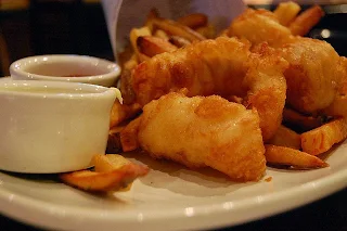 Poisson mariné frit, sauce tomate