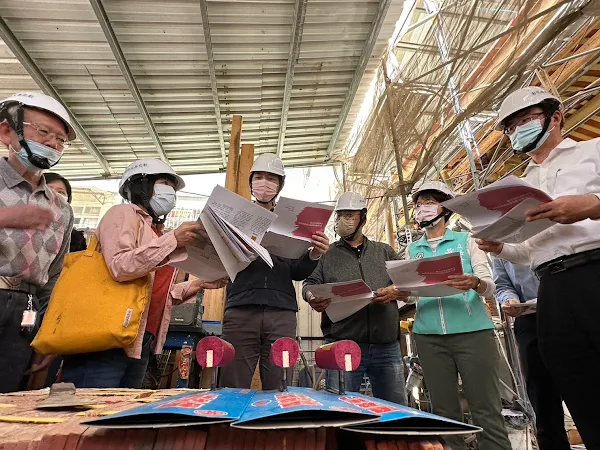 ▲立委黃秀芳邀請文化資產局副局長粘振裕前往歷史建築彰化梨春園曲館現場勘查，爭取曲館的彩繪調查與修復經費。（記者林明佑翻攝）