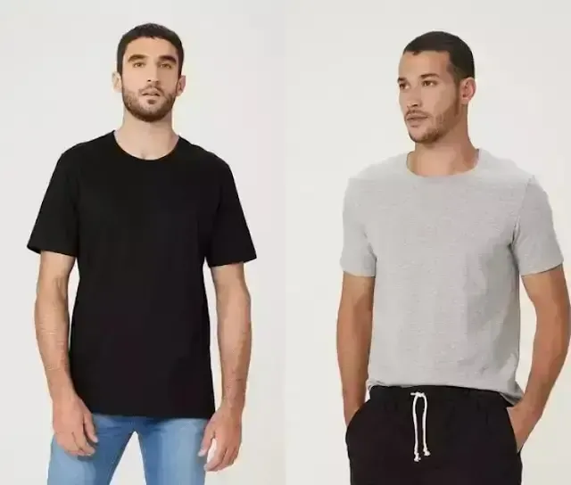 à esquerda há um homem vestindo camiseta preta, à direita há um homem vestindo uma camiseta bege