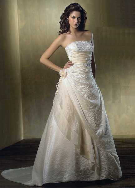 Ivory wedding gown with beautiful strapless cut style white formal wedding