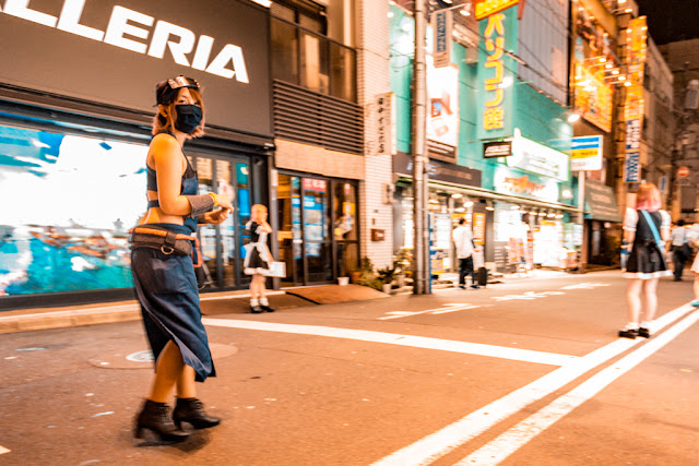 Cosplay en Akihabara :: Canon EOS5D MkIII | ISO1600 | Canon 17-40@19mm | f/4.5 | 1/30s