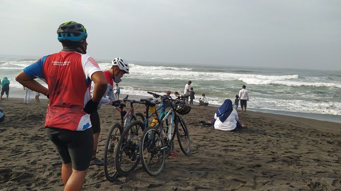 Menikmati suasana pagi di Pantai Depok