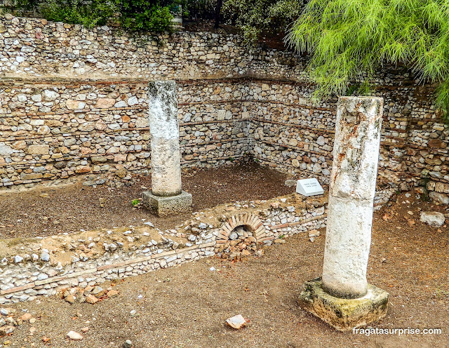 vestígios de um templo aos pés da Acrópole de Atenas