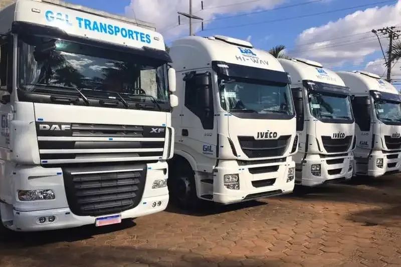 Caminhões DAF e IVECO da G&L Transportes