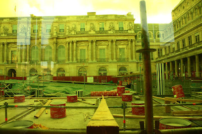 Les deux plateaux en jaune guillaume lelasseux 2009 colonnes de buren palais royal paris février 2009