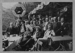 Die Herrengesellschaft "Bondelzwarts" in Bensheim Auerbach bei der Einweihung ihres Sommersitzes "Bondelzwartsruh" 1906
