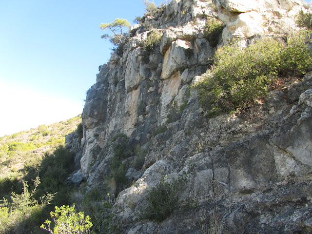 ROCA FORADADA - SALT DEL MISERI - FONDO DEL SETRILL - URBANITZACIÓ EL PRIORAT DE LA BISBAL DEL PENEDÈS, Roca Forada a La Bisbal del Penedès