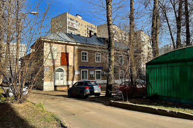Учинская улица, ветеринарная клиника «Кот и доГ» (бывшие ясли-сад 1955 года постройки)