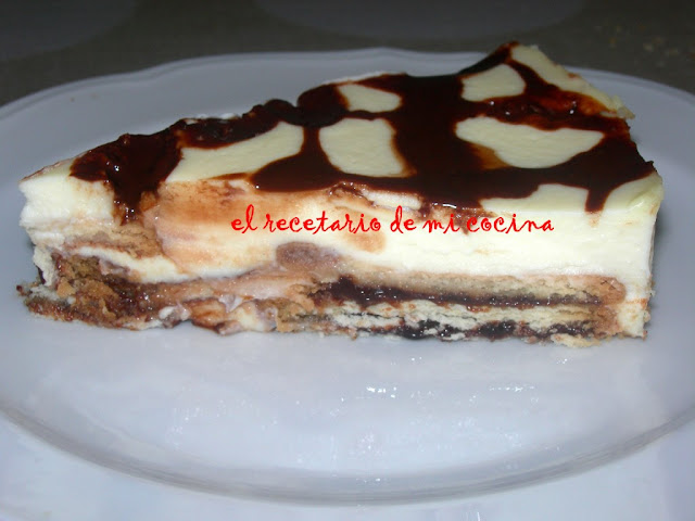 tarta de chocolate blanco y galletas