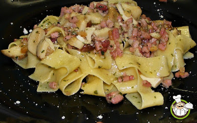 Pappardelle con speck e porcini.