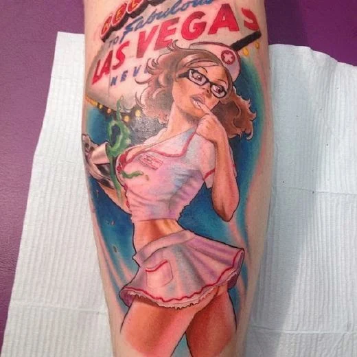  chica con tatuaje de pin up