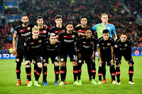 BAYER 04 LEVERKUSEN Fußball GmbH - Leverkusen, Alemania - Temporada 2016-17 - Ömer Toprak, Aleksandar Dragovic, Kai Havertz, Benjamin Henrichs y Bernd Leno; Julian Brandt, Kevin Kampl, Karim Bellarabi, Wendell, Charles Aránguiz y Chicharito Hernández - BAYER LEVERKUSEN 2 (Bellarabi, Savic p.p.) CLUB ATLÉTICO DE MADRID 4 (Saúl, Griezmann, Gameiro y Fernando Torres) - 21/02/2017 - UEFA Champions League, octavos de final, partido de ida - Leverkusen, Bay Arena - El Bayer se vio superado por el Atlético y lo tiene difícil para la vuelta