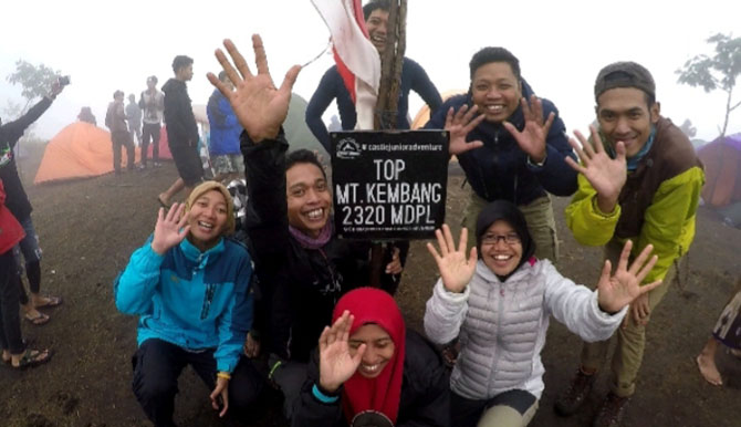 Foto bareng rombongan di puncak Gunung Kembang