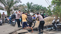 Terus Bantu Warga, Polisi Cooling System dan Sampaikan Pesan Kamtibmas Pemilu Damai di Lokasi Banjir
